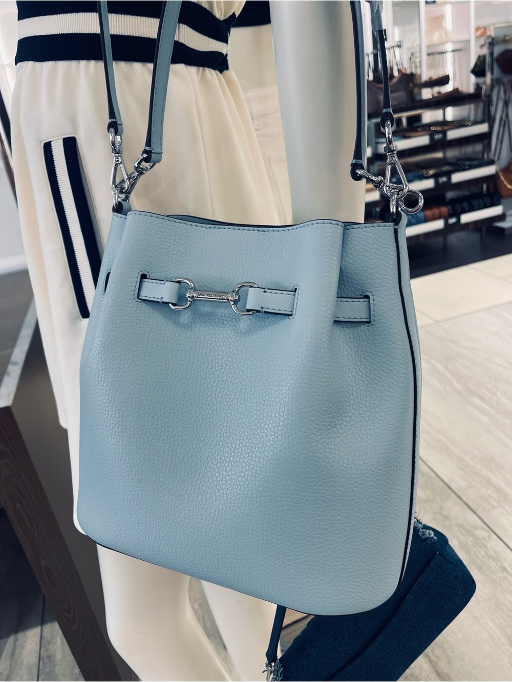 Michael Kors Carson Md Pebbled Leather Convertible Bucket Crossbody Shoulder
NWT - Picture 11 of 16